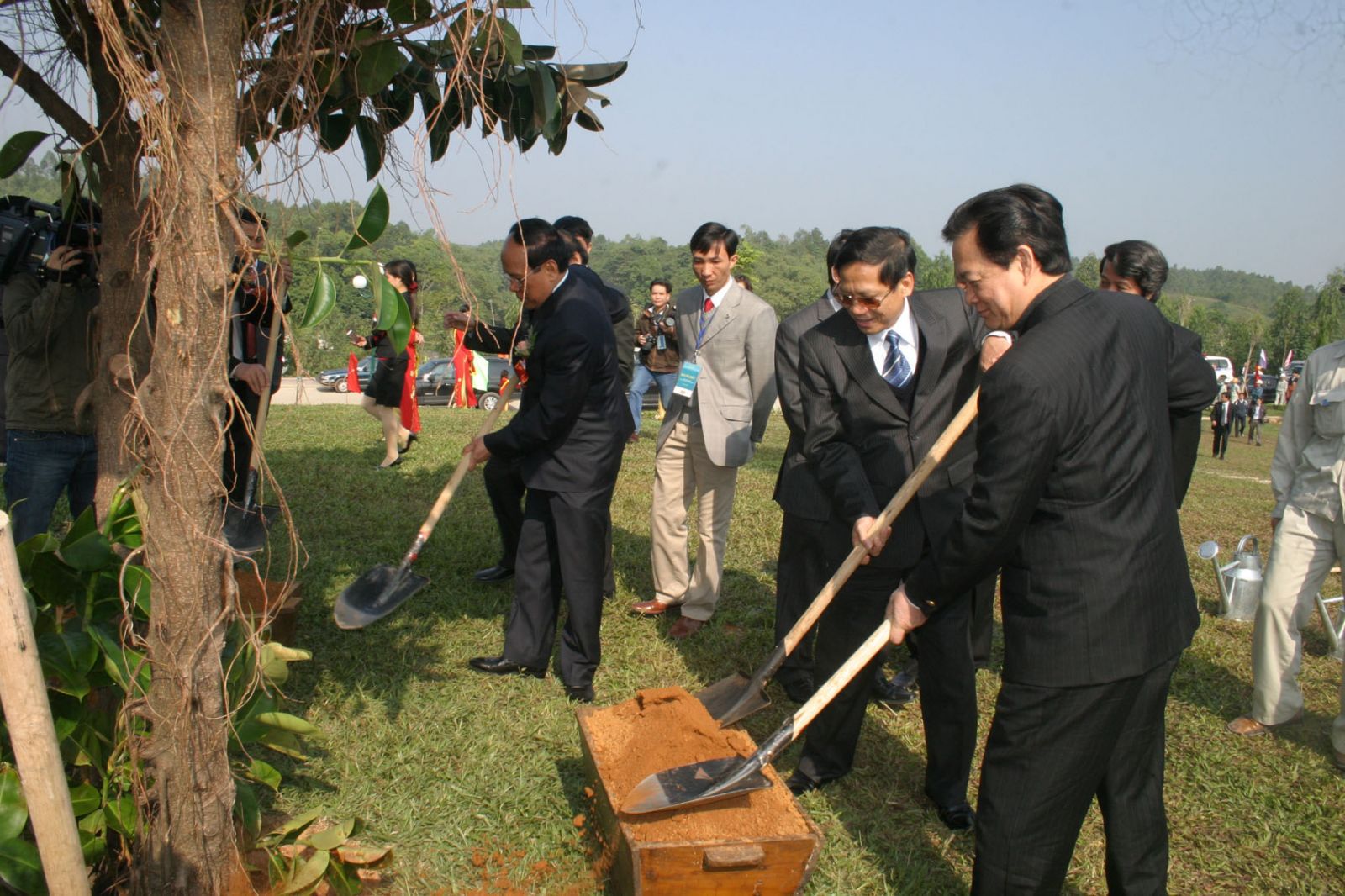 Thủ tướng Chính phủ Nguyễn Tấn Dũng trồng cây kỉ niệm tại Nhà máy Xi măng Sông Thao