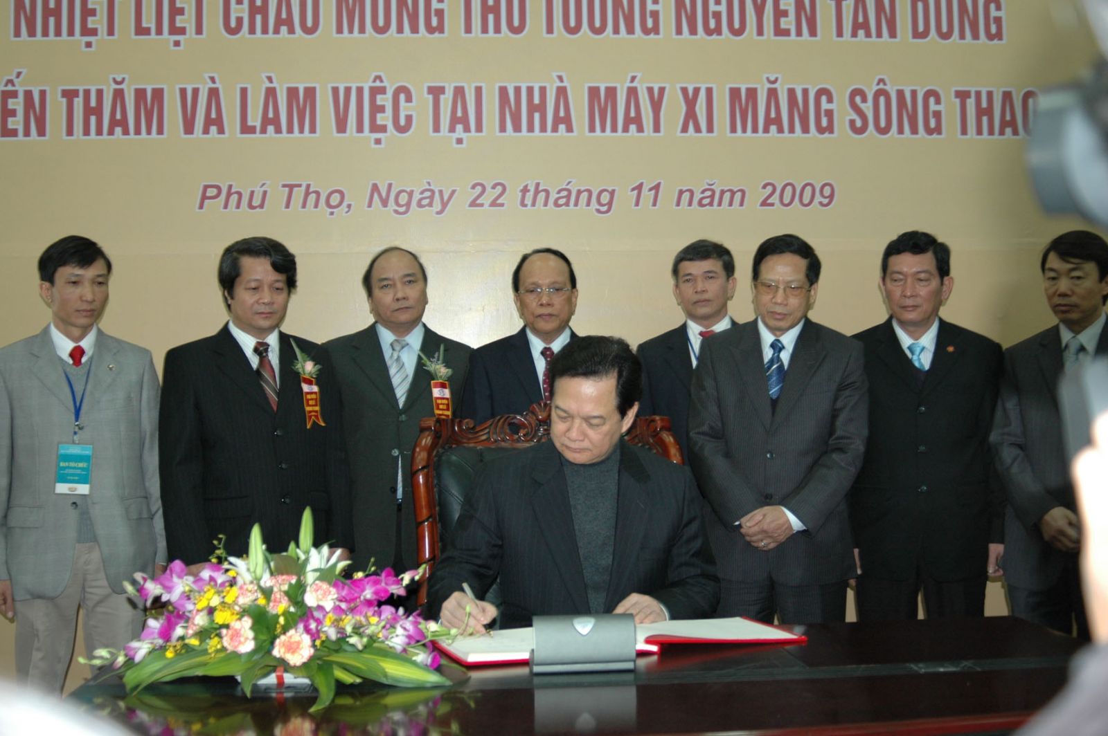 Thủ tướng Chính phủ Nguyễn Tấn Dũng để lại lưu bút khi đến thăm và làm việc tại Nhà máy Xi măng Sông Thao