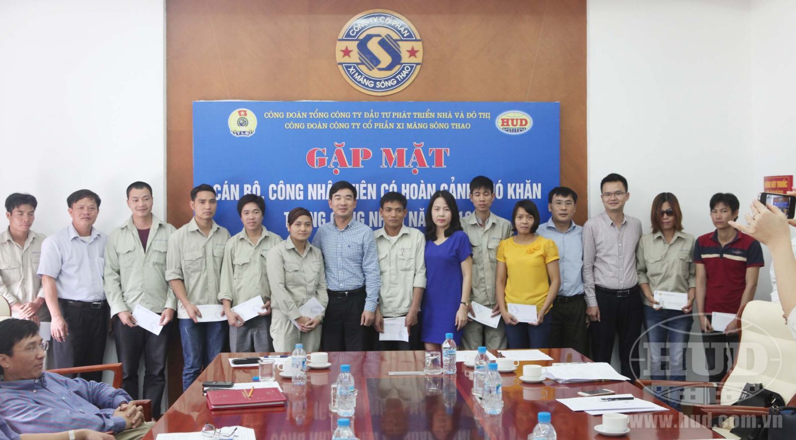 Công đoàn Tổng công ty thăm và tặng quà cho CBCNV người lao động có hoàn cảnh khó khăn và kiểm tra an toàn thực phẩm bếp ăn tập thể tại Công ty CP Xi măng Sông Thao